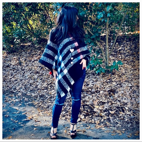 ✨LAST ONE✨Chic black plaid soft knit poncho - Picture 4 of 7